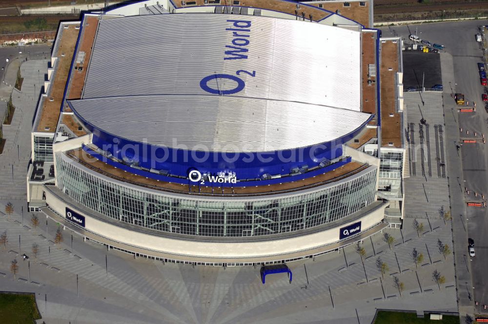 Aerial photograph Berlin - Blick auf die O2 World Arena in Berlin Friedrichshain. Die O2 World ist eine multifunktionale Veranstaltungshalle. Die Grundsteinlegung erfolgte im September 2006. Nach einer 2-jährigen Bauphase fand die Eröffnungsfeier im September 2008 statt. Mit bis zu 17.000 Sitz- und Stehplätzen, 59 Entertainment-Suiten ist die O2 World die größte Veranstaltungshalle Berlins und ermöglicht eine Vielzahl von Sport- und Musikevents. Bauherr und Investor ist die Anschutz Entertainment Group, die weltweit Arenen, Theater sowie verschiedene Tochterfirmen besitzt, betreibt und promotet. Die Firma O2 Germany hat die Namensrechte an der Arena in Berlin erworben. Kontakt: Anschutz Entertainment Group, Q 207 Friedrichstraße 76, 10117 Berlin, Tel. +49(0)30 2060708 0, Fax +49(0)30 2060708 111, Email: info@o2world.de