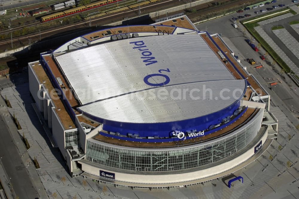 Berlin from the bird's eye view: Blick auf die O2 World Arena in Berlin Friedrichshain. Die O2 World ist eine multifunktionale Veranstaltungshalle. Die Grundsteinlegung erfolgte im September 2006. Nach einer 2-jährigen Bauphase fand die Eröffnungsfeier im September 2008 statt. Mit bis zu 17.000 Sitz- und Stehplätzen, 59 Entertainment-Suiten ist die O2 World die größte Veranstaltungshalle Berlins und ermöglicht eine Vielzahl von Sport- und Musikevents. Bauherr und Investor ist die Anschutz Entertainment Group, die weltweit Arenen, Theater sowie verschiedene Tochterfirmen besitzt, betreibt und promotet. Die Firma O2 Germany hat die Namensrechte an der Arena in Berlin erworben. Kontakt: Anschutz Entertainment Group, Q 207 Friedrichstraße 76, 10117 Berlin, Tel. +49(0)30 2060708 0, Fax +49(0)30 2060708 111, Email: info@o2world.de