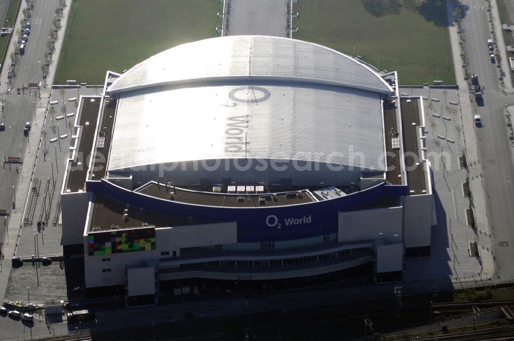 Aerial photograph Berlin - Blick auf die O2 World Arena in Berlin Friedrichshain. Die O2 World ist eine multifunktionale Veranstaltungshalle. Die Grundsteinlegung erfolgte im September 2006. Nach einer 2-jährigen Bauphase fand die Eröffnungsfeier im September 2008 statt. Mit bis zu 17.000 Sitz- und Stehplätzen, 59 Entertainment-Suiten ist die O2 World die größte Veranstaltungshalle Berlins und ermöglicht eine Vielzahl von Sport- und Musikevents. Bauherr und Investor ist die Anschutz Entertainment Group, die weltweit Arenen, Theater sowie verschiedene Tochterfirmen besitzt, betreibt und promotet. Die Firma O2 Germany hat die Namensrechte an der Arena in Berlin erworben. Kontakt: Anschutz Entertainment Group, Q 207 Friedrichstraße 76, 10117 Berlin, Tel. +49(0)30 2060708 0, Fax +49(0)30 2060708 111, Email: info@o2world.de