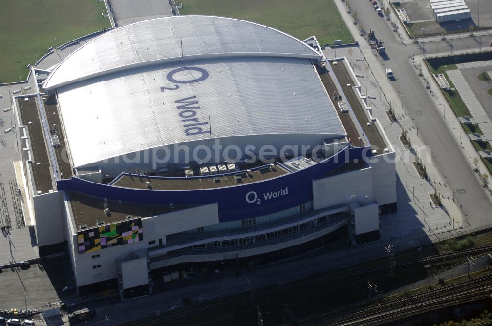 Berlin from above - Blick auf die O2 World Arena in Berlin Friedrichshain. Die O2 World ist eine multifunktionale Veranstaltungshalle. Die Grundsteinlegung erfolgte im September 2006. Nach einer 2-jährigen Bauphase fand die Eröffnungsfeier im September 2008 statt. Mit bis zu 17.000 Sitz- und Stehplätzen, 59 Entertainment-Suiten ist die O2 World die größte Veranstaltungshalle Berlins und ermöglicht eine Vielzahl von Sport- und Musikevents. Bauherr und Investor ist die Anschutz Entertainment Group, die weltweit Arenen, Theater sowie verschiedene Tochterfirmen besitzt, betreibt und promotet. Die Firma O2 Germany hat die Namensrechte an der Arena in Berlin erworben. Kontakt: Anschutz Entertainment Group, Q 207 Friedrichstraße 76, 10117 Berlin, Tel. +49(0)30 2060708 0, Fax +49(0)30 2060708 111, Email: info@o2world.de