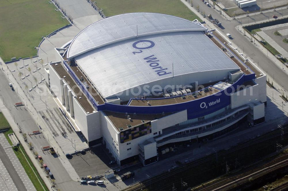 Berlin from the bird's eye view: Blick auf die O2 World Arena in Berlin Friedrichshain. Die O2 World ist eine multifunktionale Veranstaltungshalle. Die Grundsteinlegung erfolgte im September 2006. Nach einer 2-jährigen Bauphase fand die Eröffnungsfeier im September 2008 statt. Mit bis zu 17.000 Sitz- und Stehplätzen, 59 Entertainment-Suiten ist die O2 World die größte Veranstaltungshalle Berlins und ermöglicht eine Vielzahl von Sport- und Musikevents. Bauherr und Investor ist die Anschutz Entertainment Group, die weltweit Arenen, Theater sowie verschiedene Tochterfirmen besitzt, betreibt und promotet. Die Firma O2 Germany hat die Namensrechte an der Arena in Berlin erworben. Kontakt: Anschutz Entertainment Group, Q 207 Friedrichstraße 76, 10117 Berlin, Tel. +49(0)30 2060708 0, Fax +49(0)30 2060708 111, Email: info@o2world.de