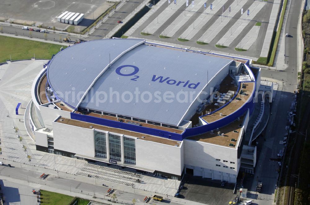 Aerial image Berlin - Blick auf die O2 World Arena in Berlin Friedrichshain. Die O2 World ist eine multifunktionale Veranstaltungshalle. Die Grundsteinlegung erfolgte im September 2006. Nach einer 2-jährigen Bauphase fand die Eröffnungsfeier im September 2008 statt. Mit bis zu 17.000 Sitz- und Stehplätzen, 59 Entertainment-Suiten ist die O2 World die größte Veranstaltungshalle Berlins und ermöglicht eine Vielzahl von Sport- und Musikevents. Bauherr und Investor ist die Anschutz Entertainment Group, die weltweit Arenen, Theater sowie verschiedene Tochterfirmen besitzt, betreibt und promotet. Die Firma O2 Germany hat die Namensrechte an der Arena in Berlin erworben. Kontakt: Anschutz Entertainment Group, Q 207 Friedrichstraße 76, 10117 Berlin, Tel. +49(0)30 2060708 0, Fax +49(0)30 2060708 111, Email: info@o2world.de