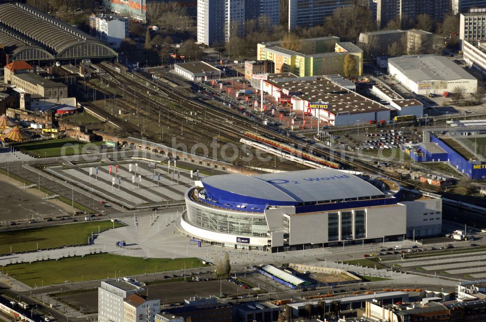 Berlin from the bird's eye view: Blick auf die O2 World Arena in Berlin Friedrichshain. Die O2 World ist eine multifunktionale Veranstaltungshalle. Die Grundsteinlegung erfolgte im September 2006. Nach einer 2-jährigen Bauphase fand die Eröffnungsfeier im September 2008 statt. Mit bis zu 17.000 Sitz- und Stehplätzen, 59 Entertainment-Suiten ist die O2 World die größte Veranstaltungshalle Berlins und ermöglicht eine Vielzahl von Sport- und Musikevents. Bauherr und Investor ist die Anschutz Entertainment Group, die weltweit Arenen, Theater sowie verschiedene Tochterfirmen besitzt, betreibt und promotet. Die Firma O2 Germany hat die Namensrechte an der Arena in Berlin erworben. Kontakt: Anschutz Entertainment Group, Q 207 Friedrichstraße 76, 10117 Berlin, Tel. +49(0)30 2060708 0, Fax +49(0)30 2060708 111, Email: info@o2world.de