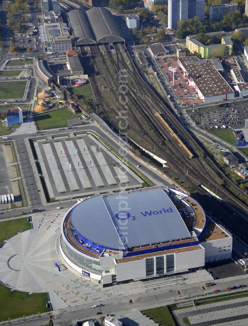 Aerial photograph Berlin - Blick auf die O2 World Arena in Berlin Friedrichshain. Die O2 World ist eine multifunktionale Veranstaltungshalle. Die Grundsteinlegung erfolgte im September 2006. Nach einer 2-jährigen Bauphase fand die Eröffnungsfeier im September 2008 statt. Mit bis zu 17.000 Sitz- und Stehplätzen, 59 Entertainment-Suiten ist die O2 World die größte Veranstaltungshalle Berlins und ermöglicht eine Vielzahl von Sport- und Musikevents. Bauherr und Investor ist die Anschutz Entertainment Group, die weltweit Arenen, Theater sowie verschiedene Tochterfirmen besitzt, betreibt und promotet. Die Firma O2 Germany hat die Namensrechte an der Arena in Berlin erworben. Kontakt: Anschutz Entertainment Group, Q 207 Friedrichstraße 76, 10117 Berlin, Tel. +49(0)30 2060708 0, Fax +49(0)30 2060708 111, Email: info@o2world.de