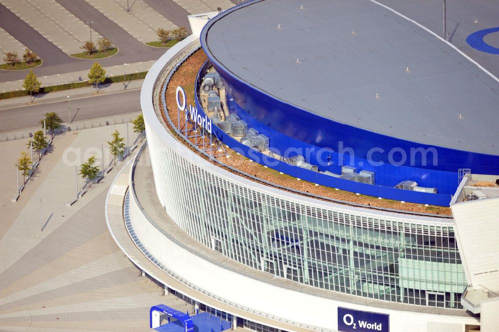 Aerial image Berlin Friedrichshain - Die O2 World ist eine moderne Multifunktionshalle, die in Berlin-Friedrichshain steht. In ihr finden Sport, Konzerte und an dere Veranstaltungen statt. Sie ist Heimstätte der Eisbären Berlin sowie Alba Berlin und kann bis zu 17.000 Besucher beherbergen.The O2 World is a multifunctional centre where concerts, sports and other events take place. It is home ground of Eisbaeren Berlin, a ice hockey team and Alba Berlin, a basketball team. Up to 17.000 people fit into it.