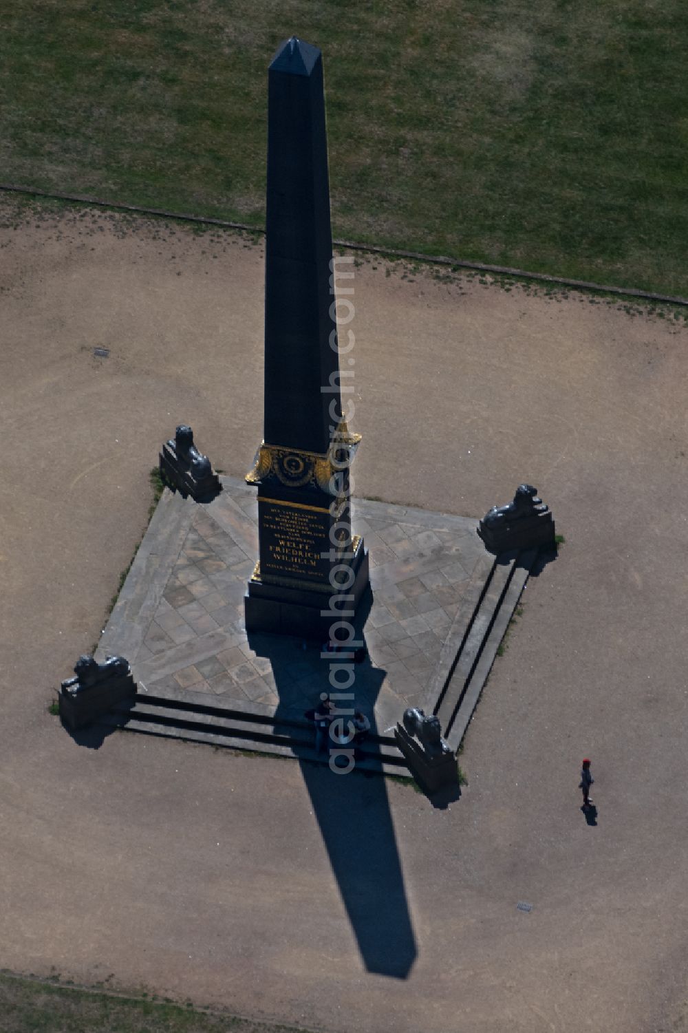 Aerial image Braunschweig - Obelisk in the park on Loewenwall in Brunswick in the state Lower Saxony, Germany