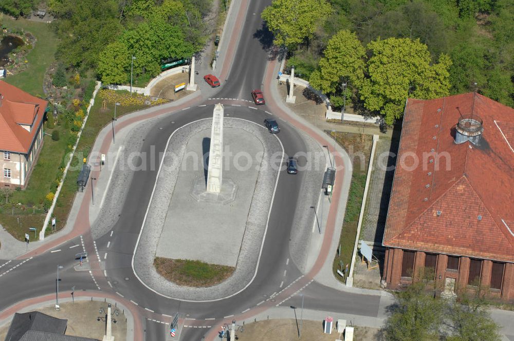 Aerial image Potsdam - Blick auf den Obelisk am der Seegartenbrücke auf Kirchmöserseite, er ist den gefallenen der drei Kriege gegen Dänemark, Österreich und Frankreich, zwischen 1864 und 1871, gewidmet.