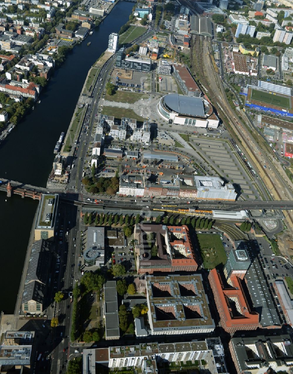 Aerial photograph Berlin - View at the restored building of the monument protected former Osram respectively Narva company premises Oberbaum City in the district Friedrichshain in Berlin. Here, among many other companies, BASF Services Europe, the German Post Customer Service Center GmbH and Heineken Germany GmbH are located. It is owned by HVB Immobilien AG, which is part of the UniCredit Group