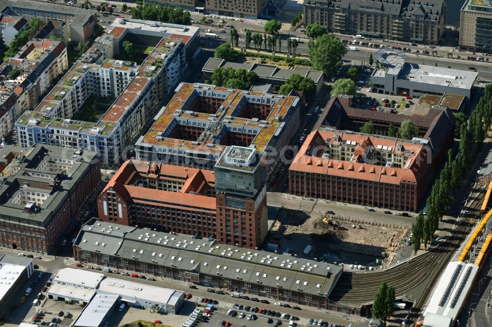 Aerial photograph Berlin - View at the restored building of the monument protected former Osram respectively Narva company premises Oberbaum City in the district Friedrichshain in Berlin. Here, among many other companies, BASF Services Europe, the German Post Customer Service Center GmbH and Heineken Germany GmbH are located. It is owned by HVB Immobilien AG, which is part of the UniCredit Group