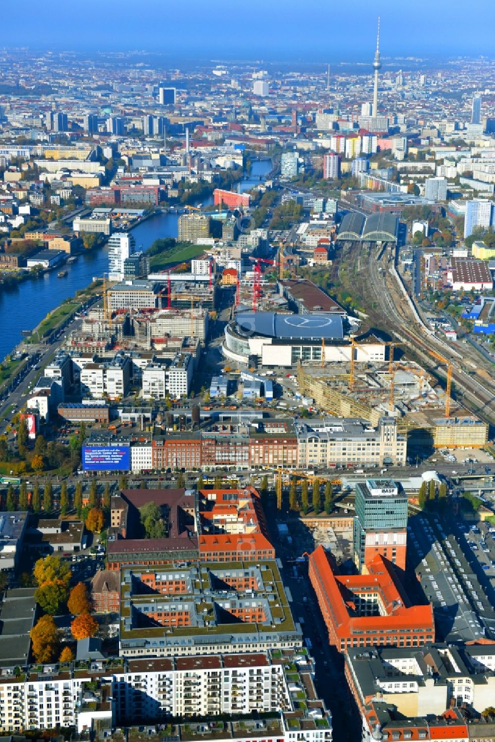 Aerial photograph Berlin - View at the restored building of the monument protected former Osram respectively Narva company premises Oberbaum City in the district Friedrichshain in Berlin. Here, among many other companies, BASF Services Europe, the German Post Customer Service Center GmbH and Heineken Germany GmbH are located. It is owned by HVB Immobilien AG, which is part of the UniCredit Group