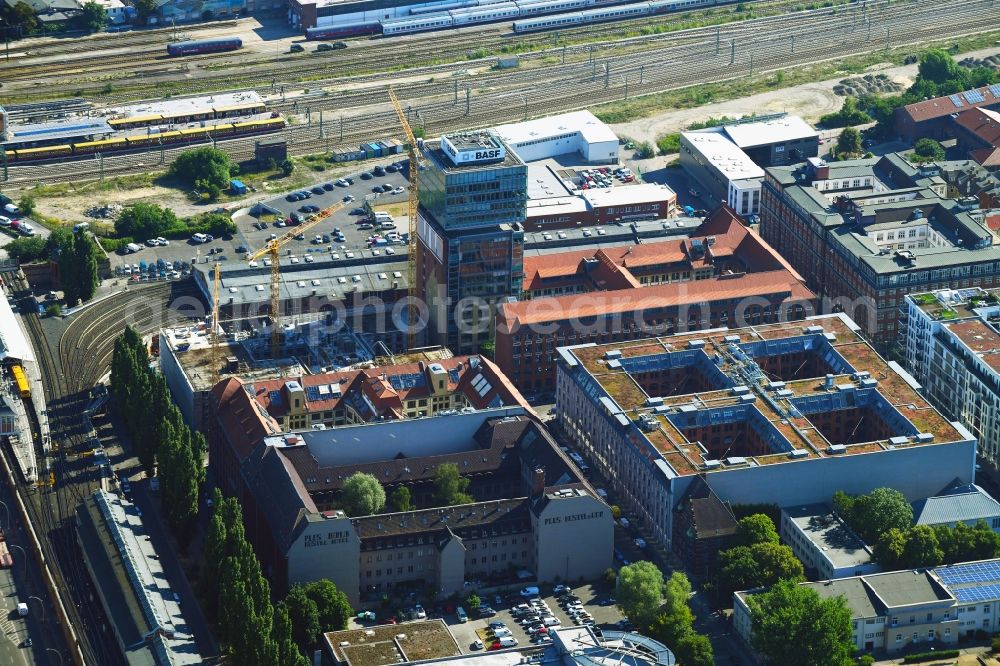 Berlin from the bird's eye view: View at the restored building of the monument protected former Osram respectively Narva company premises Oberbaum City in the district Friedrichshain in Berlin