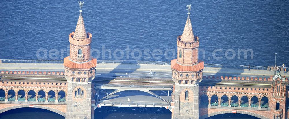 Aerial image Berlin Friedrichshain - Kreuzberg - Die Sehenswürdigkeit Oberbaumbrücke über dem Flußverlauf der Spree in Berlin verbindet die Ortsteile Kreuzberg und Friedrichshain über die Spree. Sie ist das Wahrzeichen des Bezirks Friedrichshain-Kreuzberg. Oberbaumbrücke in Berlin connects the districts of Kreuzberg and Friedrichshain on the Spree. It is the landmark of the district of Friedrichshain-Kreuzberg.