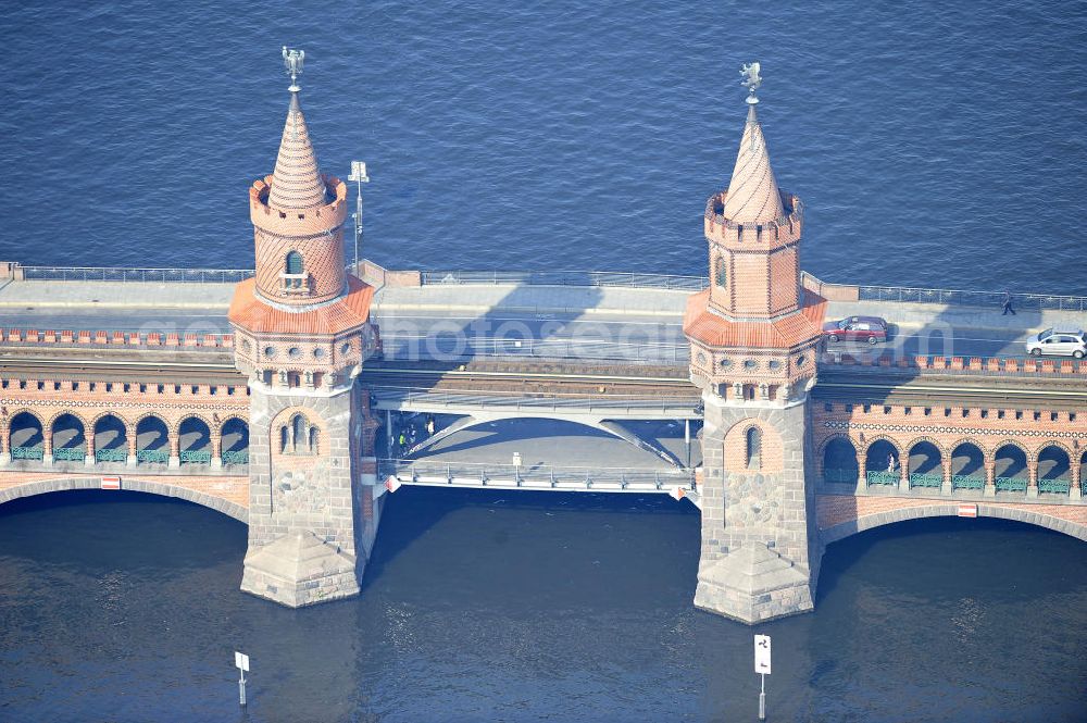 Aerial photograph Berlin Friedrichshain - Kreuzberg - Die Sehenswürdigkeit Oberbaumbrücke über dem Flußverlauf der Spree in Berlin verbindet die Ortsteile Kreuzberg und Friedrichshain über die Spree. Sie ist das Wahrzeichen des Bezirks Friedrichshain-Kreuzberg. Oberbaumbrücke in Berlin connects the districts of Kreuzberg and Friedrichshain on the Spree. It is the landmark of the district of Friedrichshain-Kreuzberg.