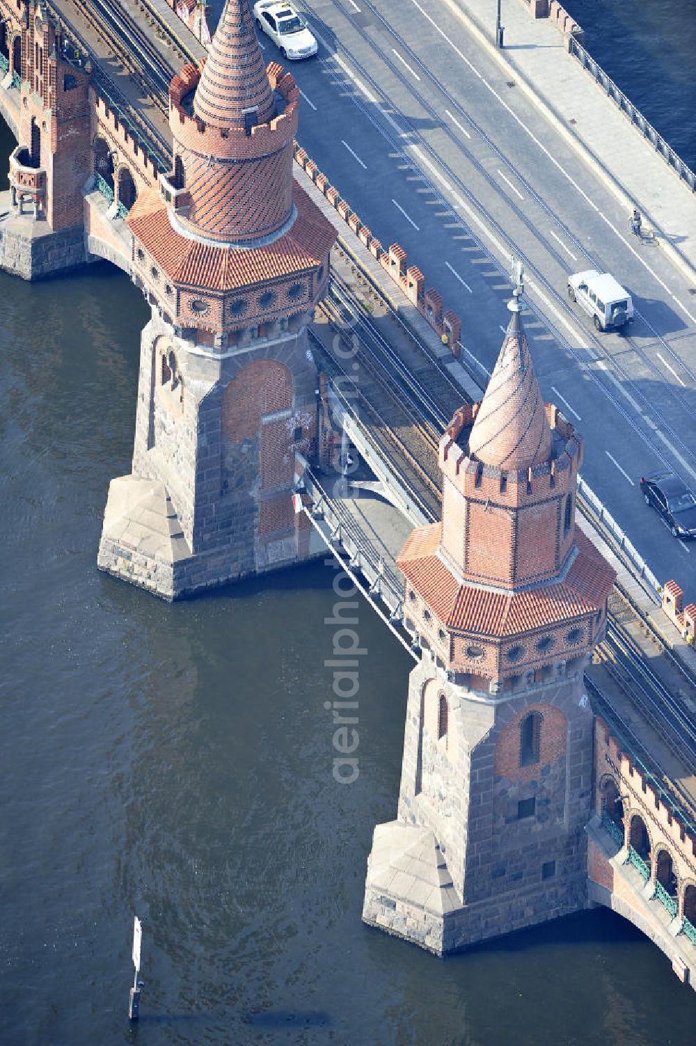 Berlin Friedrichshain - Kreuzberg from the bird's eye view: Die Sehenswürdigkeit Oberbaumbrücke über dem Flußverlauf der Spree in Berlin verbindet die Ortsteile Kreuzberg und Friedrichshain über die Spree. Sie ist das Wahrzeichen des Bezirks Friedrichshain-Kreuzberg. Oberbaumbrücke in Berlin connects the districts of Kreuzberg and Friedrichshain on the Spree. It is the landmark of the district of Friedrichshain-Kreuzberg.