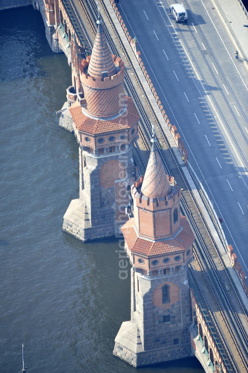 Aerial image Berlin Friedrichshain - Kreuzberg - Die Sehenswürdigkeit Oberbaumbrücke über dem Flußverlauf der Spree in Berlin verbindet die Ortsteile Kreuzberg und Friedrichshain über die Spree. Sie ist das Wahrzeichen des Bezirks Friedrichshain-Kreuzberg. Oberbaumbrücke in Berlin connects the districts of Kreuzberg and Friedrichshain on the Spree. It is the landmark of the district of Friedrichshain-Kreuzberg.