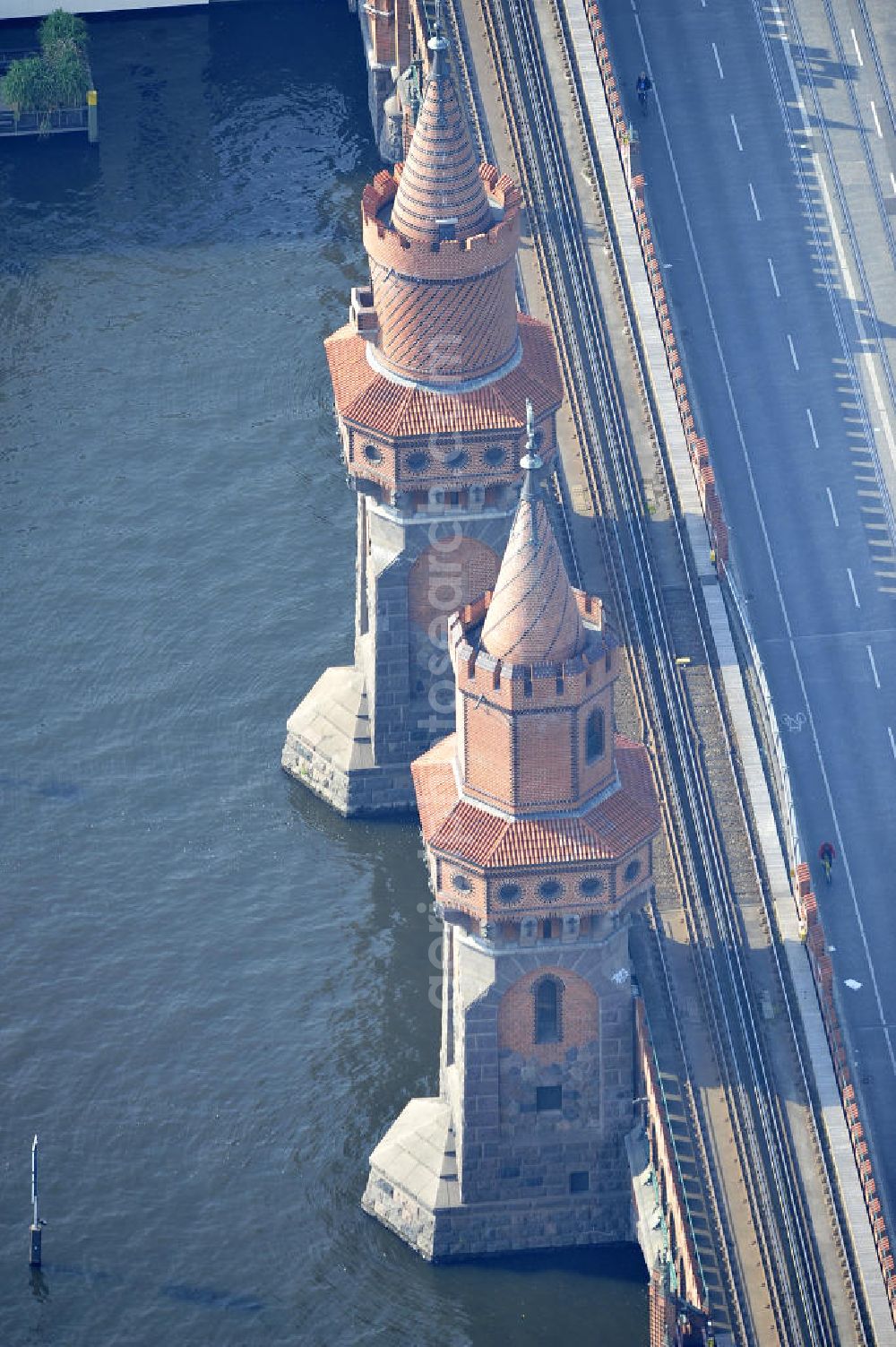 Aerial photograph Berlin Friedrichshain - Kreuzberg - Die Sehenswürdigkeit Oberbaumbrücke über dem Flußverlauf der Spree in Berlin verbindet die Ortsteile Kreuzberg und Friedrichshain über die Spree. Sie ist das Wahrzeichen des Bezirks Friedrichshain-Kreuzberg. Oberbaumbrücke in Berlin connects the districts of Kreuzberg and Friedrichshain on the Spree. It is the landmark of the district of Friedrichshain-Kreuzberg.