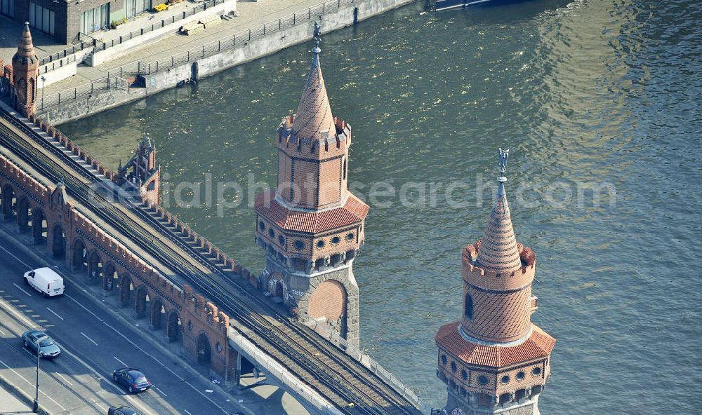 Berlin Friedrichshain - Kreuzberg from the bird's eye view: Die Sehenswürdigkeit Oberbaumbrücke über dem Flußverlauf der Spree in Berlin verbindet die Ortsteile Kreuzberg und Friedrichshain über die Spree. Sie ist das Wahrzeichen des Bezirks Friedrichshain-Kreuzberg. Oberbaumbrücke in Berlin connects the districts of Kreuzberg and Friedrichshain on the Spree. It is the landmark of the district of Friedrichshain-Kreuzberg.