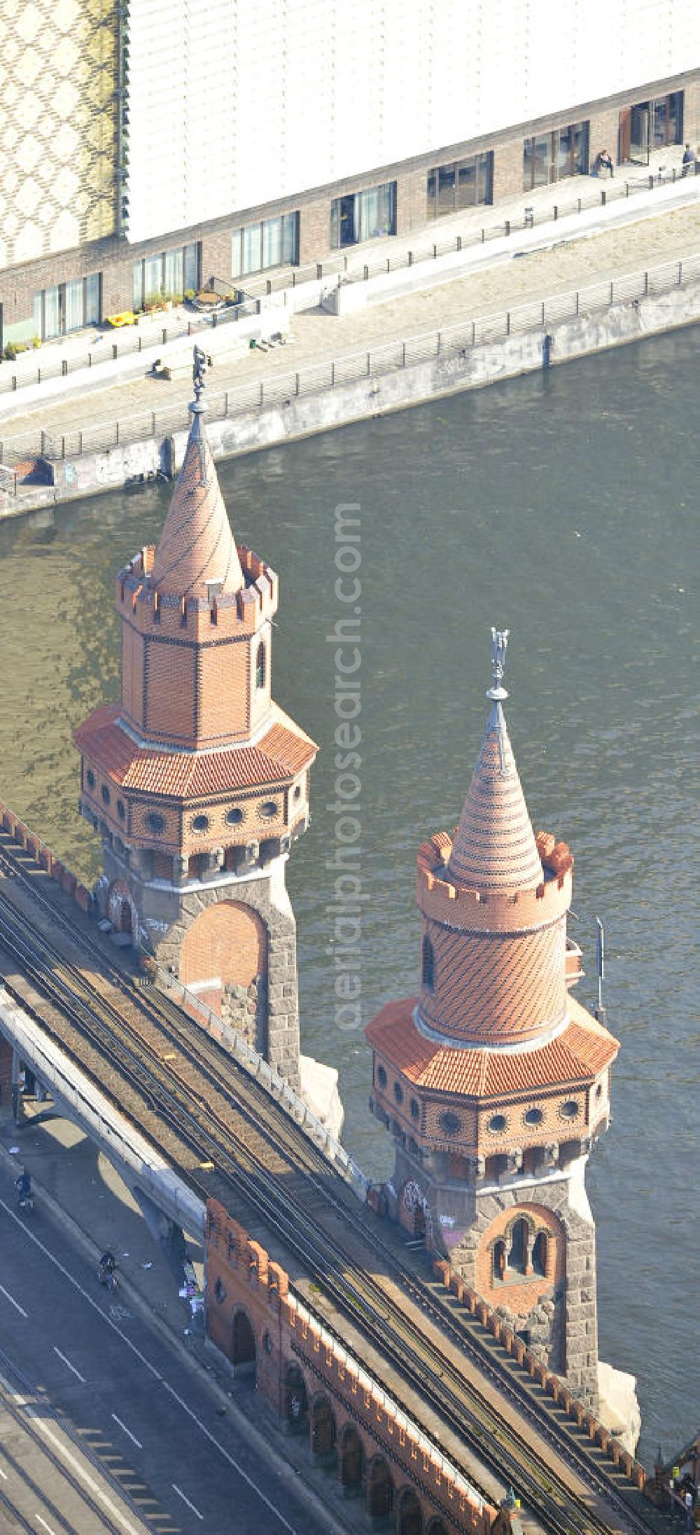 Aerial image Berlin Friedrichshain - Kreuzberg - Die Sehenswürdigkeit Oberbaumbrücke über dem Flußverlauf der Spree in Berlin verbindet die Ortsteile Kreuzberg und Friedrichshain über die Spree. Sie ist das Wahrzeichen des Bezirks Friedrichshain-Kreuzberg. Oberbaumbrücke in Berlin connects the districts of Kreuzberg and Friedrichshain on the Spree. It is the landmark of the district of Friedrichshain-Kreuzberg.