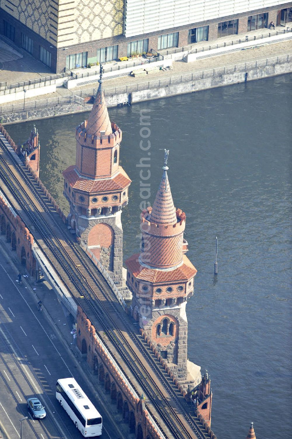 Aerial photograph Berlin Friedrichshain - Kreuzberg - Die Sehenswürdigkeit Oberbaumbrücke über dem Flußverlauf der Spree in Berlin verbindet die Ortsteile Kreuzberg und Friedrichshain über die Spree. Sie ist das Wahrzeichen des Bezirks Friedrichshain-Kreuzberg. Oberbaumbrücke in Berlin connects the districts of Kreuzberg and Friedrichshain on the Spree. It is the landmark of the district of Friedrichshain-Kreuzberg.