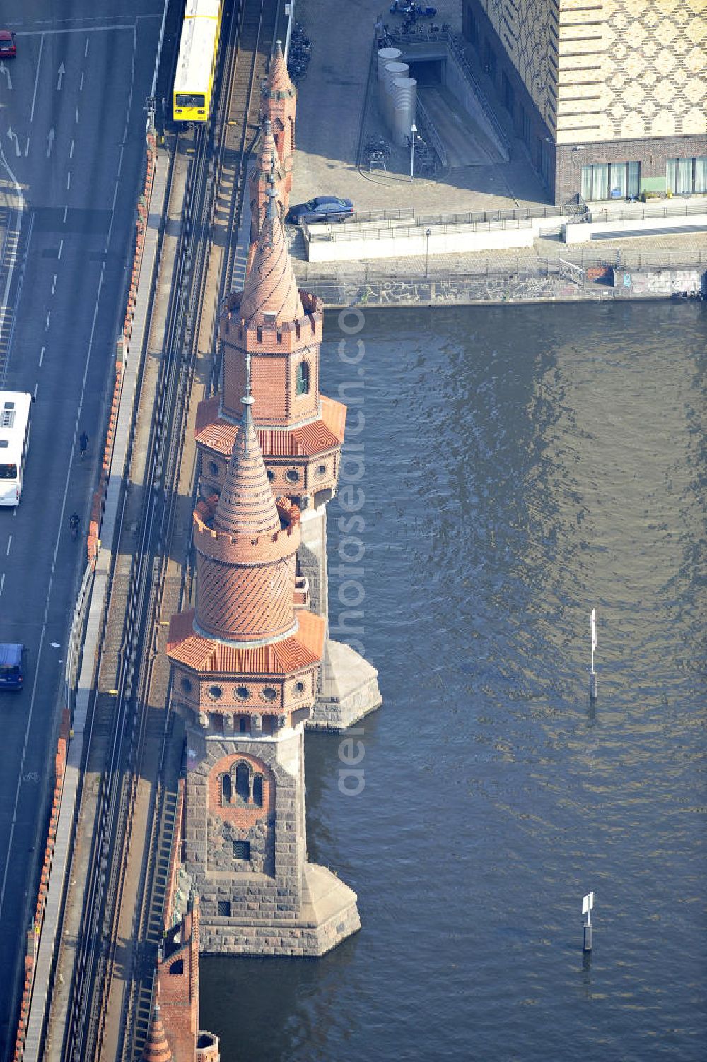 Berlin Friedrichshain - Kreuzberg from above - Die Sehenswürdigkeit Oberbaumbrücke über dem Flußverlauf der Spree in Berlin verbindet die Ortsteile Kreuzberg und Friedrichshain über die Spree. Sie ist das Wahrzeichen des Bezirks Friedrichshain-Kreuzberg. Oberbaumbrücke in Berlin connects the districts of Kreuzberg and Friedrichshain on the Spree. It is the landmark of the district of Friedrichshain-Kreuzberg.