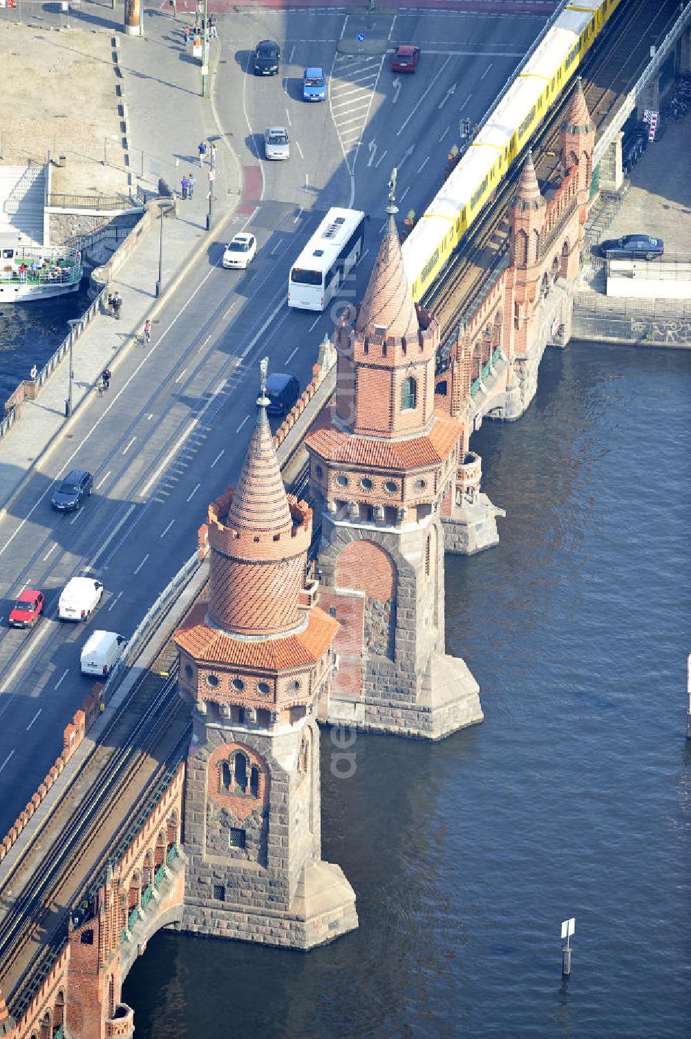 Berlin Friedrichshain - Kreuzberg from the bird's eye view: Die Sehenswürdigkeit Oberbaumbrücke über dem Flußverlauf der Spree in Berlin verbindet die Ortsteile Kreuzberg und Friedrichshain über die Spree. Sie ist das Wahrzeichen des Bezirks Friedrichshain-Kreuzberg. Oberbaumbrücke in Berlin connects the districts of Kreuzberg and Friedrichshain on the Spree. It is the landmark of the district of Friedrichshain-Kreuzberg.