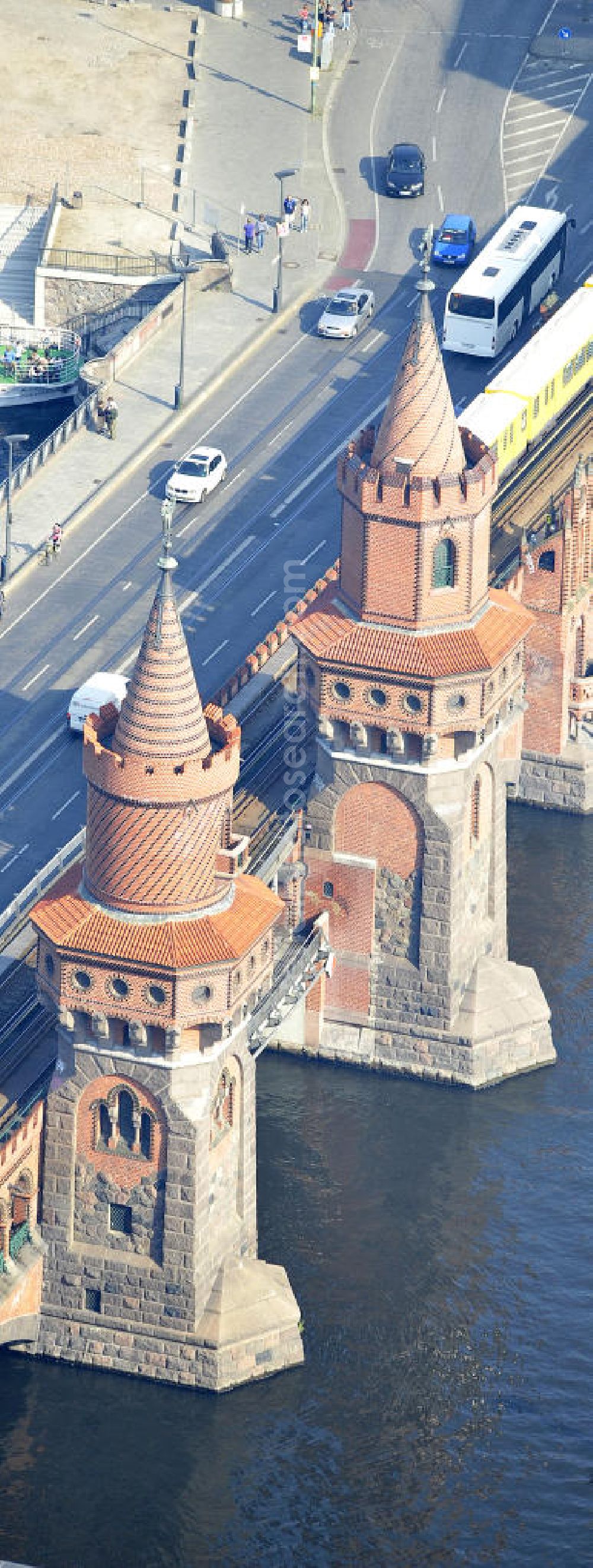 Aerial image Berlin Friedrichshain - Kreuzberg - Die Sehenswürdigkeit Oberbaumbrücke über dem Flußverlauf der Spree in Berlin verbindet die Ortsteile Kreuzberg und Friedrichshain über die Spree. Sie ist das Wahrzeichen des Bezirks Friedrichshain-Kreuzberg. Oberbaumbrücke in Berlin connects the districts of Kreuzberg and Friedrichshain on the Spree. It is the landmark of the district of Friedrichshain-Kreuzberg.