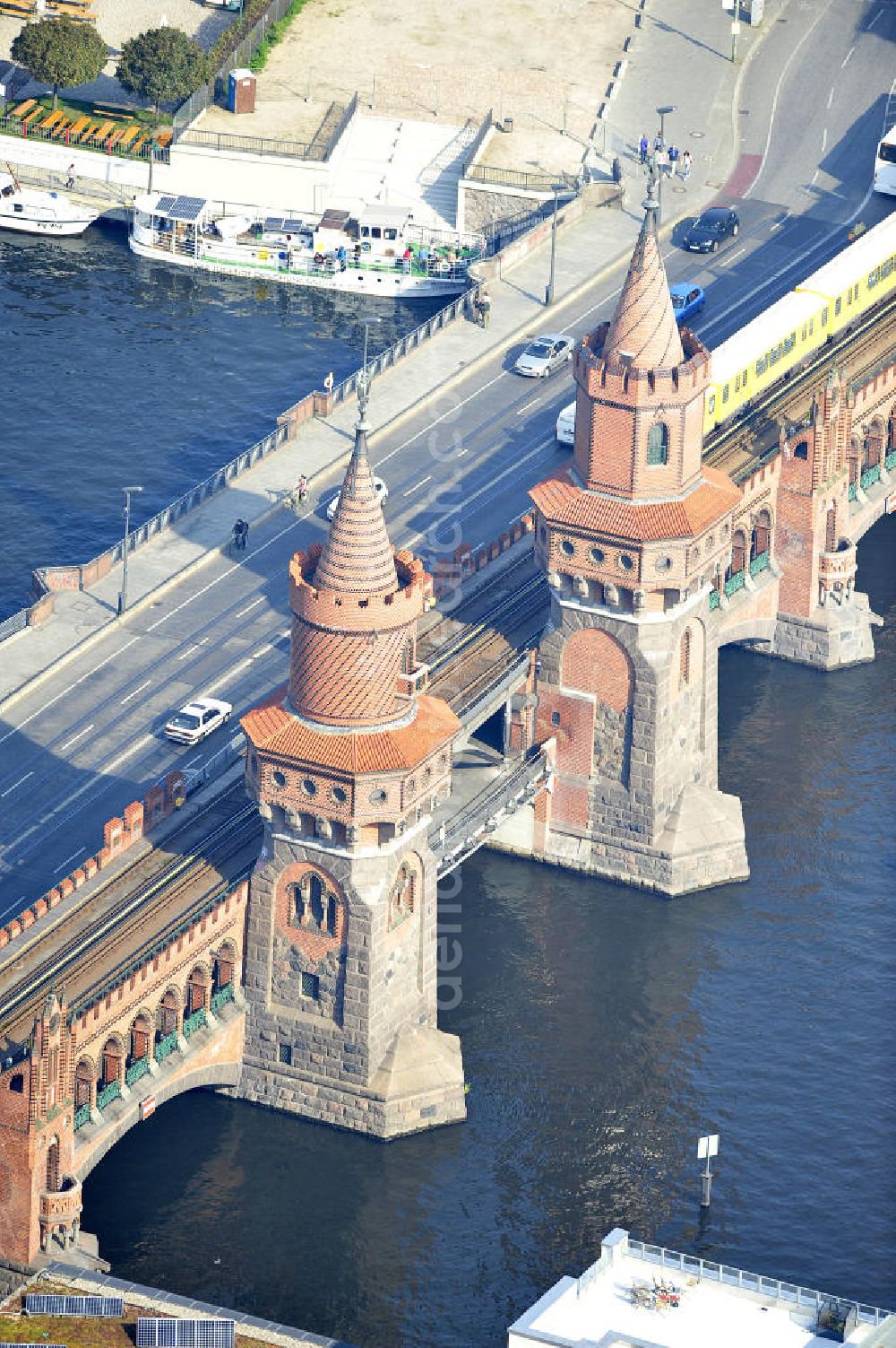 Aerial photograph Berlin Friedrichshain - Kreuzberg - Die Sehenswürdigkeit Oberbaumbrücke über dem Flußverlauf der Spree in Berlin verbindet die Ortsteile Kreuzberg und Friedrichshain über die Spree. Sie ist das Wahrzeichen des Bezirks Friedrichshain-Kreuzberg. Oberbaumbrücke in Berlin connects the districts of Kreuzberg and Friedrichshain on the Spree. It is the landmark of the district of Friedrichshain-Kreuzberg.