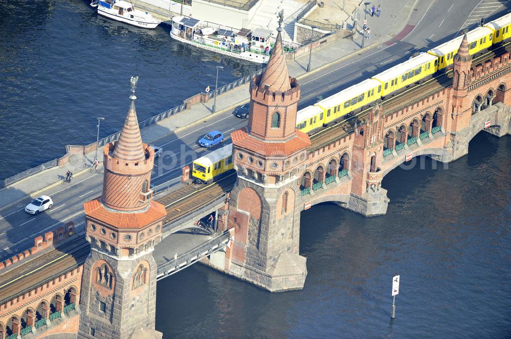 Berlin Friedrichshain - Kreuzberg from above - Die Sehenswürdigkeit Oberbaumbrücke über dem Flußverlauf der Spree in Berlin verbindet die Ortsteile Kreuzberg und Friedrichshain über die Spree. Sie ist das Wahrzeichen des Bezirks Friedrichshain-Kreuzberg. Oberbaumbrücke in Berlin connects the districts of Kreuzberg and Friedrichshain on the Spree. It is the landmark of the district of Friedrichshain-Kreuzberg.