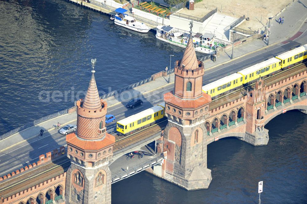 Berlin Friedrichshain - Kreuzberg from the bird's eye view: Die Sehenswürdigkeit Oberbaumbrücke über dem Flußverlauf der Spree in Berlin verbindet die Ortsteile Kreuzberg und Friedrichshain über die Spree. Sie ist das Wahrzeichen des Bezirks Friedrichshain-Kreuzberg. Oberbaumbrücke in Berlin connects the districts of Kreuzberg and Friedrichshain on the Spree. It is the landmark of the district of Friedrichshain-Kreuzberg.