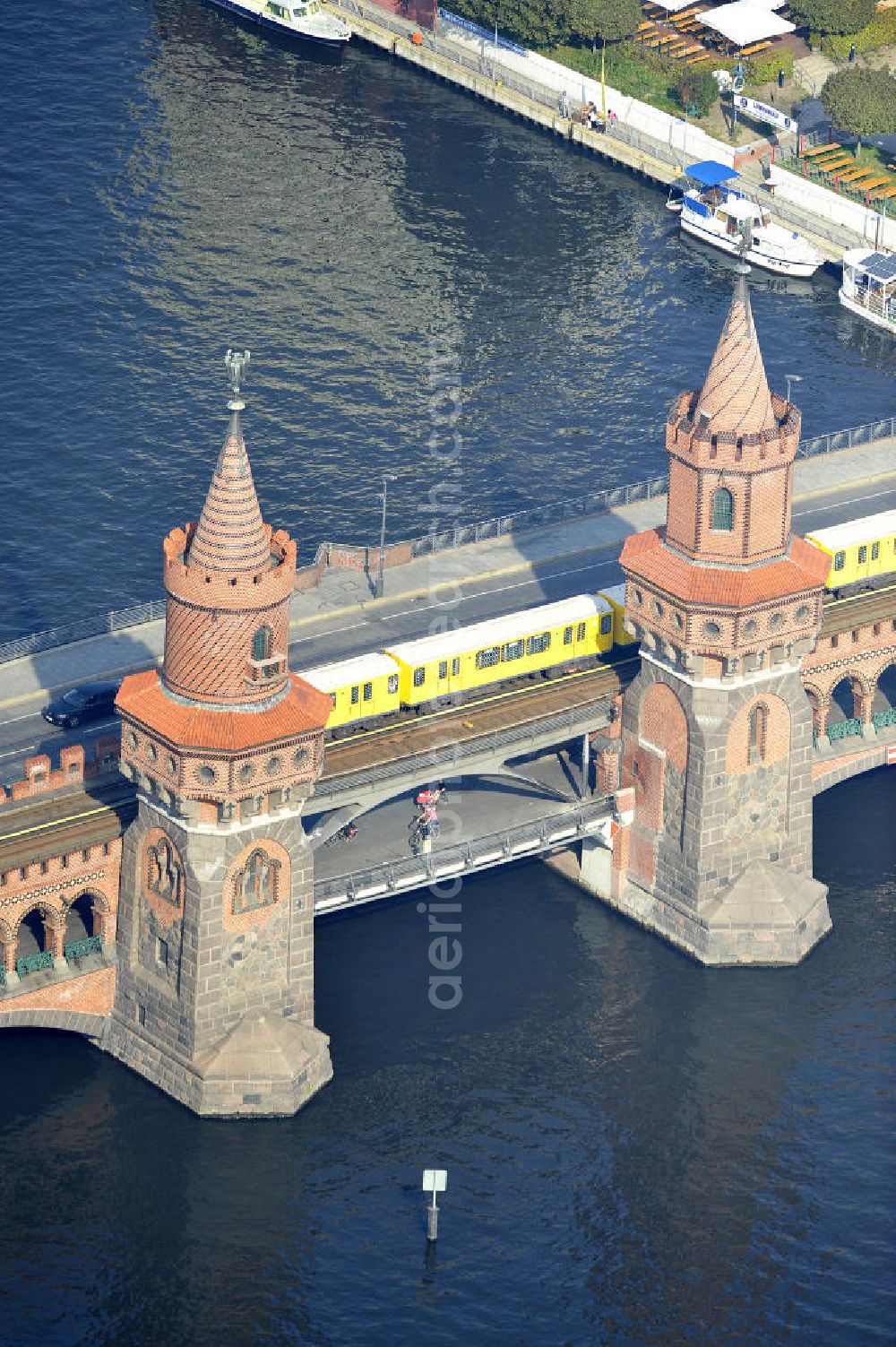 Aerial image Berlin Friedrichshain - Kreuzberg - Die Sehenswürdigkeit Oberbaumbrücke über dem Flußverlauf der Spree in Berlin verbindet die Ortsteile Kreuzberg und Friedrichshain über die Spree. Sie ist das Wahrzeichen des Bezirks Friedrichshain-Kreuzberg. Oberbaumbrücke in Berlin connects the districts of Kreuzberg and Friedrichshain on the Spree. It is the landmark of the district of Friedrichshain-Kreuzberg.