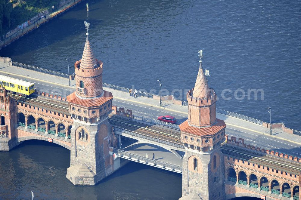 Aerial photograph Berlin Friedrichshain - Kreuzberg - Die Sehenswürdigkeit Oberbaumbrücke über dem Flußverlauf der Spree in Berlin verbindet die Ortsteile Kreuzberg und Friedrichshain über die Spree. Sie ist das Wahrzeichen des Bezirks Friedrichshain-Kreuzberg. Oberbaumbrücke in Berlin connects the districts of Kreuzberg and Friedrichshain on the Spree. It is the landmark of the district of Friedrichshain-Kreuzberg.