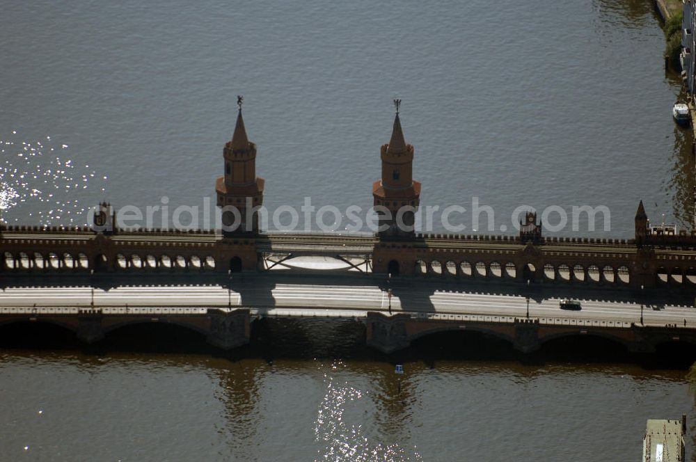 Berlin from above - Die Oberbaumbrücke in Berlin verbindet die Ortsteile Kreuzberg und Friedrichshain über die Spree und liegt zwischen der Elsenbrücke und der Schillingbrücke. Sie ist das Wahrzeichen des heutigen Bezirks Friedrichshain-Kreuzberg.