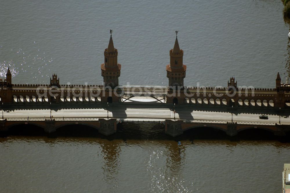 Berlin from the bird's eye view: Die Oberbaumbrücke in Berlin verbindet die Ortsteile Kreuzberg und Friedrichshain über die Spree und liegt zwischen der Elsenbrücke und der Schillingbrücke. Sie ist das Wahrzeichen des heutigen Bezirks Friedrichshain-Kreuzberg.