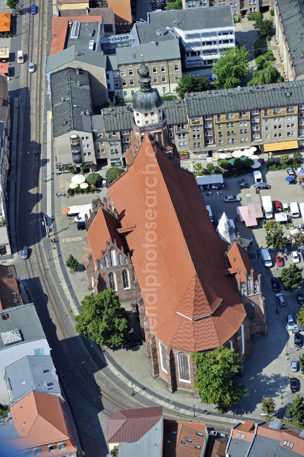 Cottbus from above - Blick auf die Oberkirche St. Nikolai der evangelischen Gemeinde. Die größte Kirche der Niederlausitz ist ein spätgotischer dreischiffiger Backsteinbau, der auf das 14. Jahrhunderts zurückgeht. Der markante Kirchturm hat eine Höhe von 55 m. View of the church of St. Nicholas of the evangelical community. The largest church in Lower Lusatia is a late Gothic brick building from the 14th Century. The distinctive church tower has a height of 55 m.