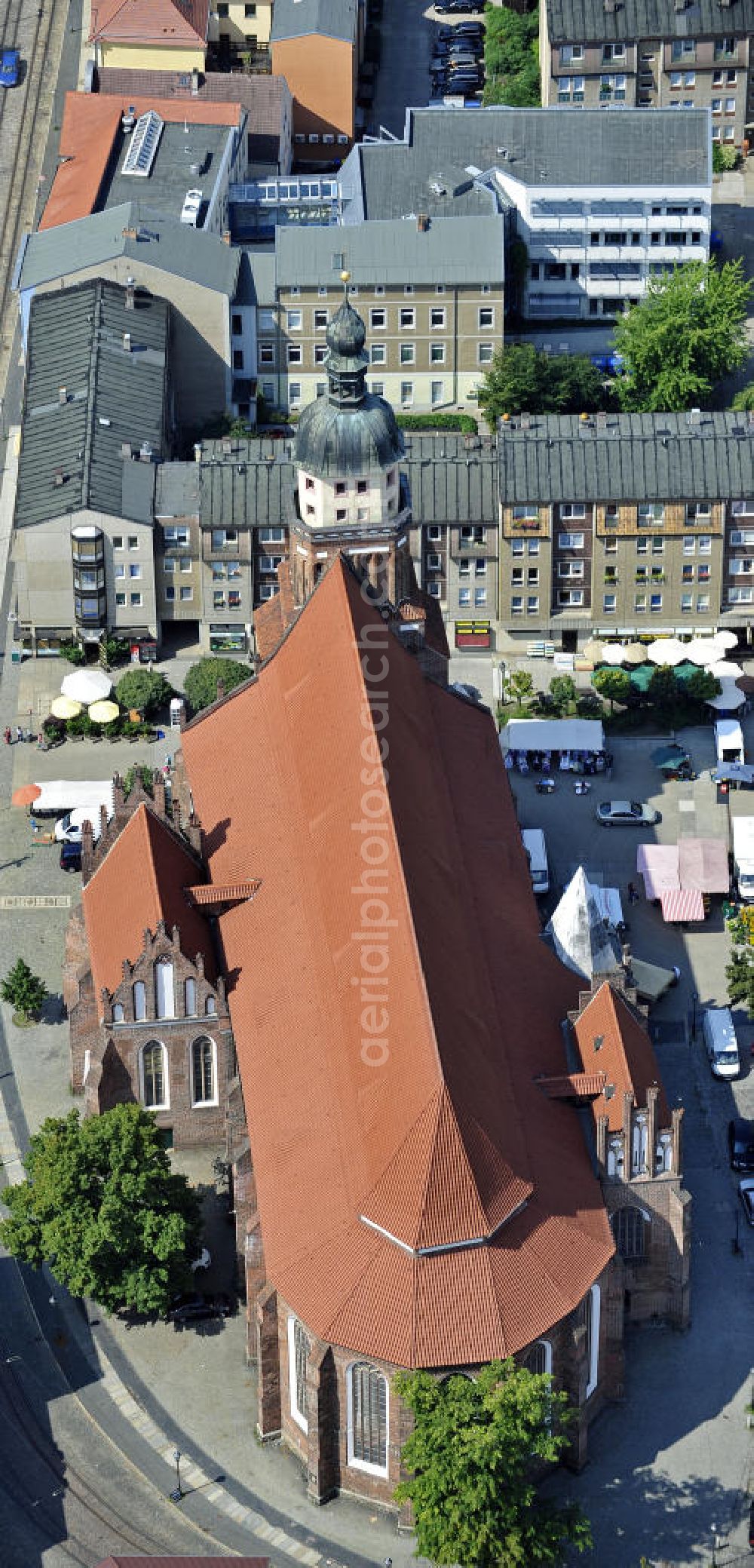 Cottbus from the bird's eye view: Blick auf die Oberkirche St. Nikolai der evangelischen Gemeinde. Die größte Kirche der Niederlausitz ist ein spätgotischer dreischiffiger Backsteinbau, der auf das 14. Jahrhunderts zurückgeht. Der markante Kirchturm hat eine Höhe von 55 m. View of the church of St. Nicholas of the evangelical community. The largest church in Lower Lusatia is a late Gothic brick building from the 14th Century. The distinctive church tower has a height of 55 m.