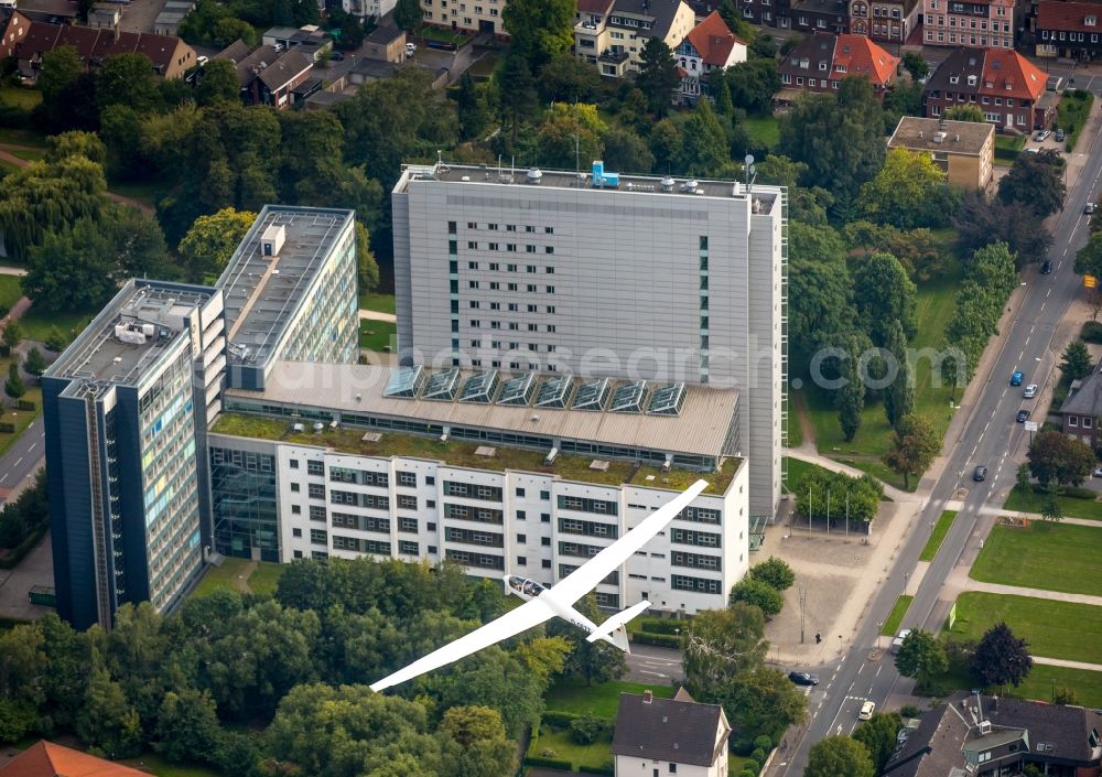 Aerial image Hamm - Sailplane before gateof Higher Regional Court in Hamm. Hamm 02.03.2002 the building of the Higher Regional Court Hamm on the Hesslerstrasse. The high rise was constructed at 1959 and is the seat of the biggest Higher Regional Court in Germany in the state North Rhine-Westphalia