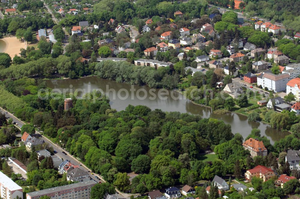 Aerial photograph Berlin - Weißensee - Blick über den Kätheplatz / Oberseepark mit Wasserturm auf den Obersee, zwischen der Waldowstraße und Oberseestraße im Stadtteil Alt-Hohenschönhausen.