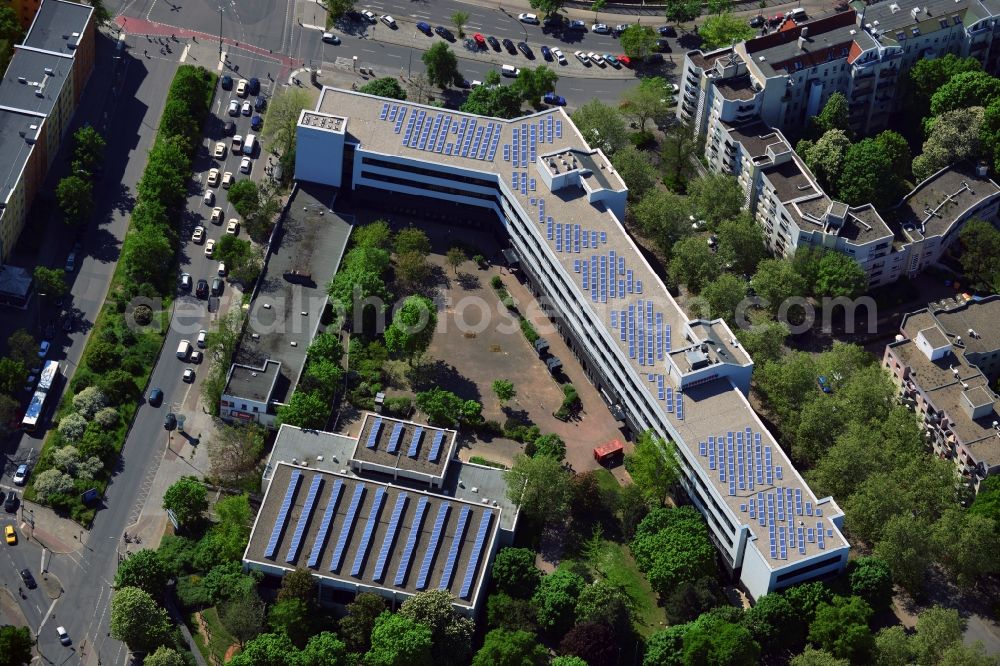 Aerial image Berlin - Thegymnasium banks and insurance companies headquartered in Alt-Moabit in the Moabit district of Berlin. In this school, the secondary school can be stored. The same building also houses the State European business school