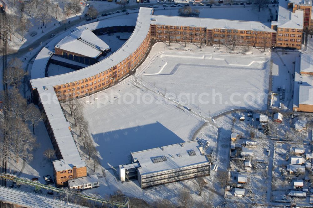 Berlin from the bird's eye view: Blick auf die winterlich verschneite Max-Taut-Schule, Oberstufenzentrum Versorgungs- und Reinigungstechnik Berlin-Lichtenberg. Die durchgeführten Rekonstruktionsarbeiten wurden über das Projekt URBAN mit Mitteln der Europäischen Union finanziert. Kontakt: Fischerstrasse 36, 10317 Berlin, Tel. 030 52280148, Fax 030 52280161,