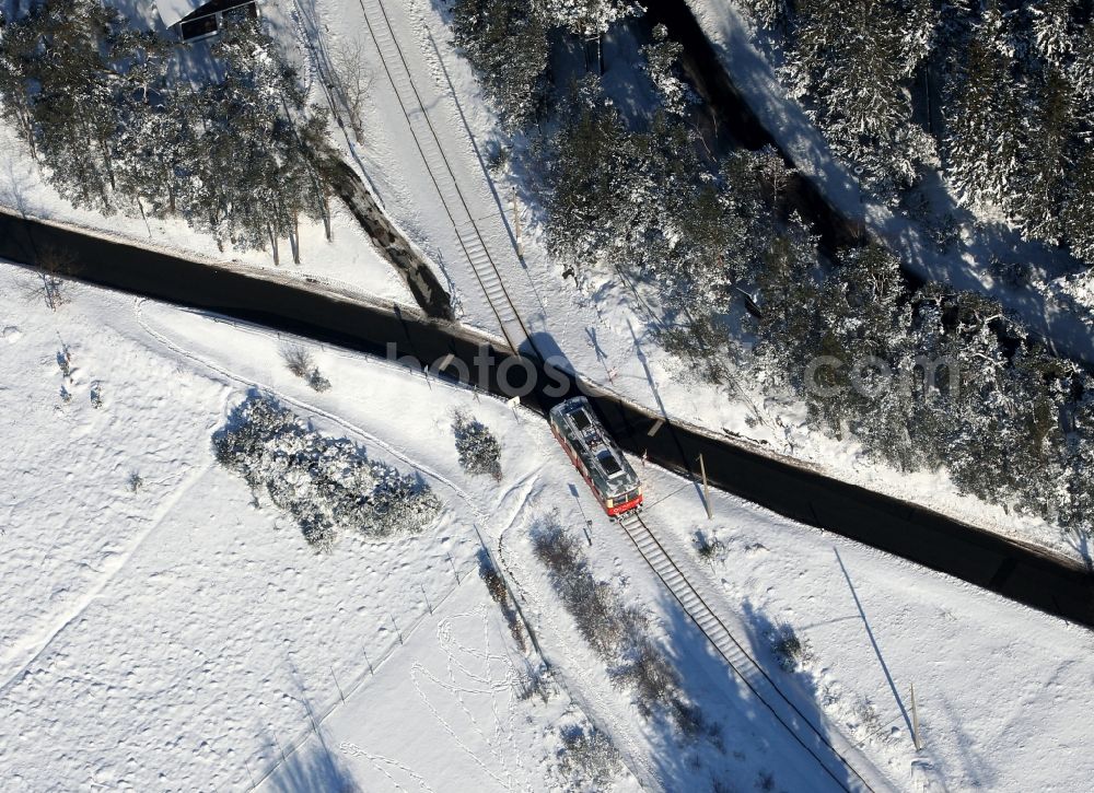 Obstfelderschmiede from the bird's eye view: Oberweissbacher Bergbahn railway in snow-covered winter landscape of Obstfelderschmiede in the state of Thuringia