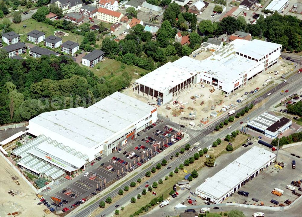 Aerial photograph Berlin - Mahlsdorf - OBI-Baumarkt an der B1 in Berlin - Mahlsdorf und Baustellen zur Errichtung versch. Gewerbeeinheiten.