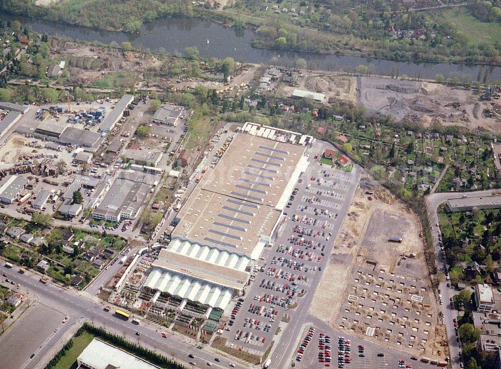 Aerial image Berlin - Lichterfelde - OBI - Baumarkt im Industriegebiet an der Goerzallee in Berlin - Lichterfelde.