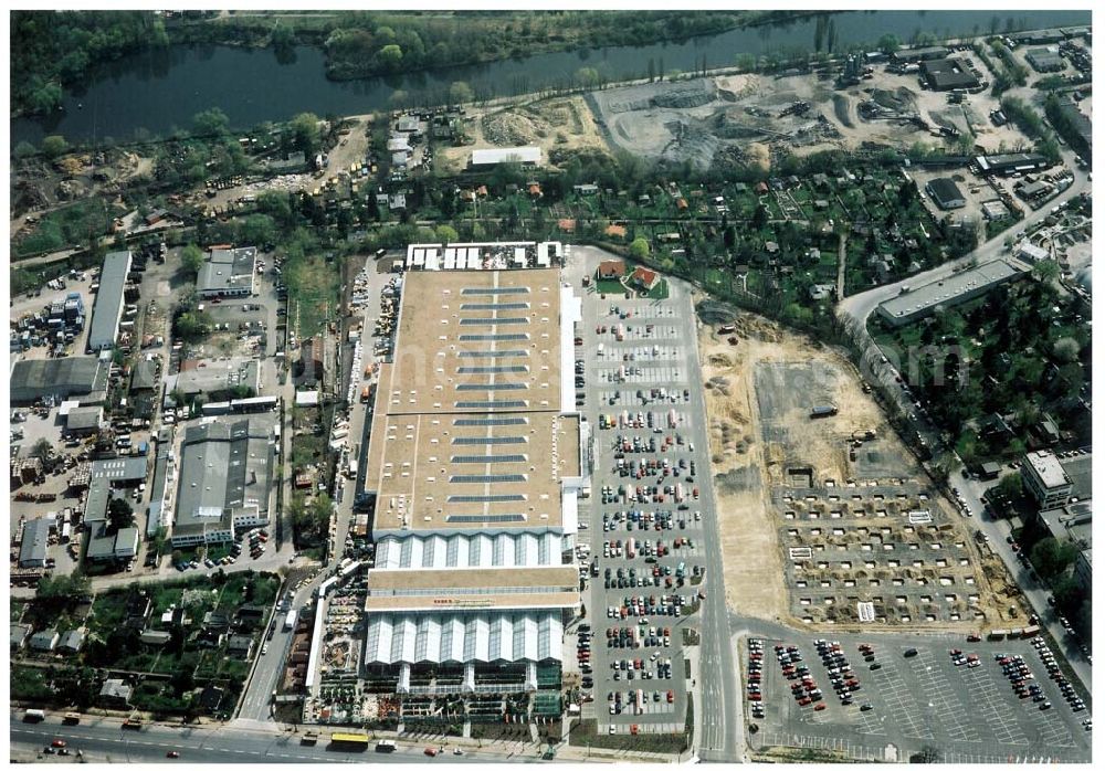 Aerial photograph Berlin - Lichterfelde - OBI - Baumarkt im Industriegebiet an der Goerzallee in Berlin - Lichterfelde.