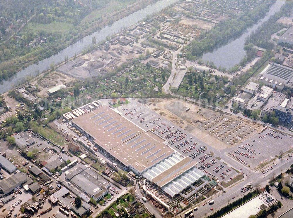 Berlin - Lichterfelde from above - OBI - Baumarkt im Industriegebiet an der Goerzallee in Berlin - Lichterfelde.