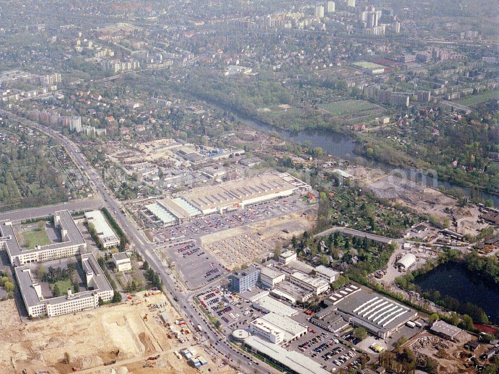 Berlin - Lichterfelde from the bird's eye view: OBI - Baumarkt im Industriegebiet an der Goerzallee in Berlin - Lichterfelde.