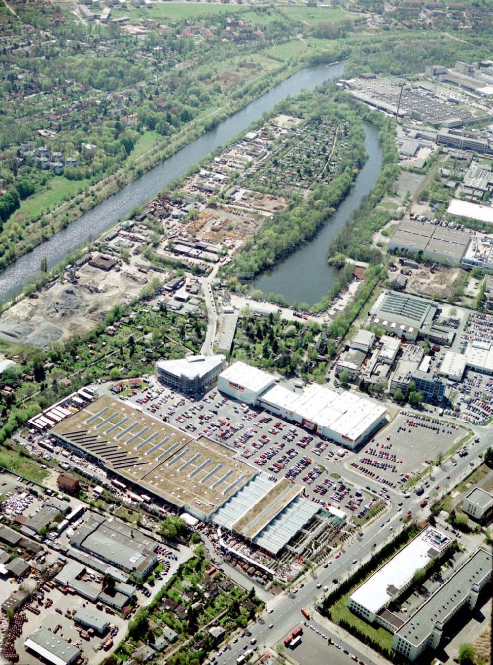 Berlin - Lichterfelde from the bird's eye view: OBI - Baumarkt im Industriegebiet an der Goerzallee in Berlin - Lichterfelde.