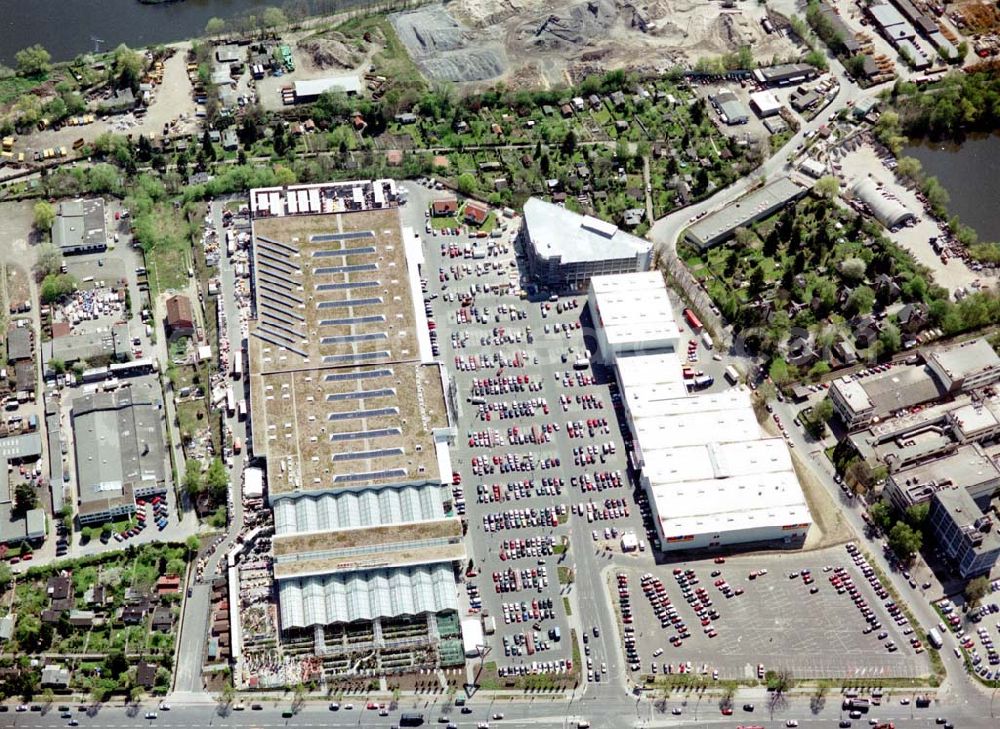 Aerial image Berlin - Lichterfelde - OBI - Baumarkt im Industriegebiet an der Goerzallee in Berlin - Lichterfelde.