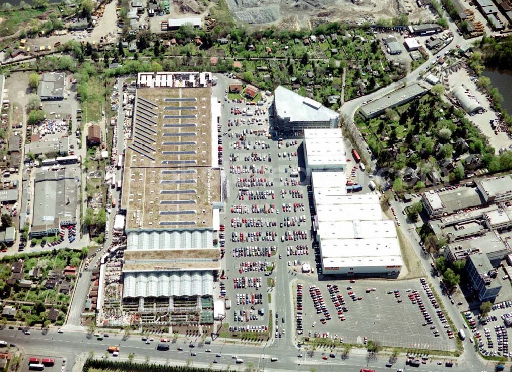 Aerial photograph Berlin - Lichterfelde - OBI - Baumarkt im Industriegebiet an der Goerzallee in Berlin - Lichterfelde.