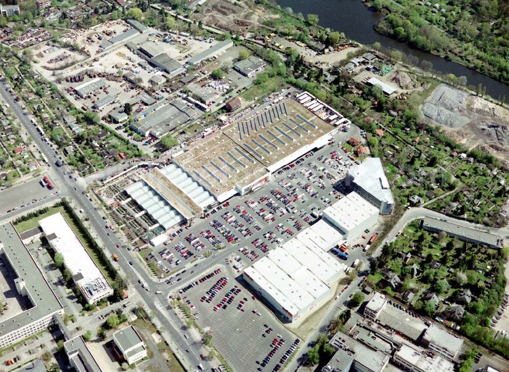 Berlin - Lichterfelde from above - OBI - Baumarkt im Industriegebiet an der Goerzallee in Berlin - Lichterfelde.