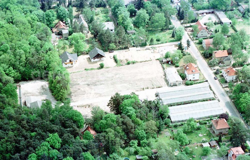 Aerial photograph Klein-Machnow / Brandenburg - Objekt der Unternehmensgruppe GROß & PARTNER Im Hagen 11-15 in Klein-Machnow (ehem. Gärtnerei mit Gewächshäusern und altem Heizkraftwerk).